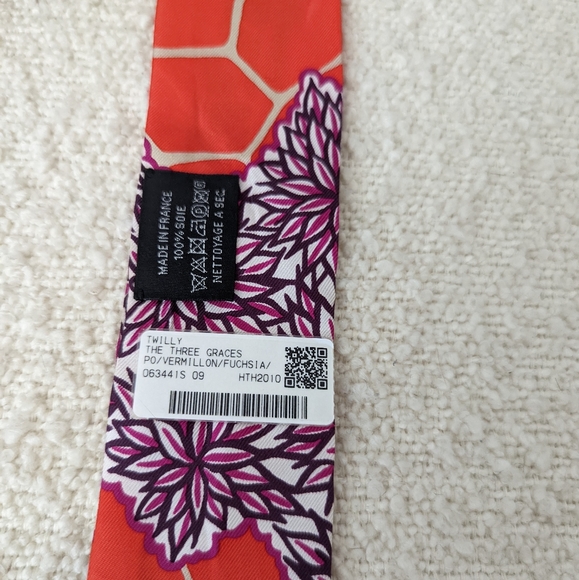 Authentic Hermes Silk Twilly - Picture 5 of 11